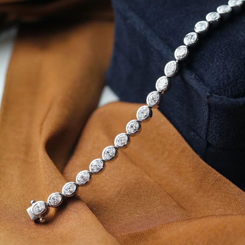 Diamond tennis bracelet with round diamonds in bezel settings